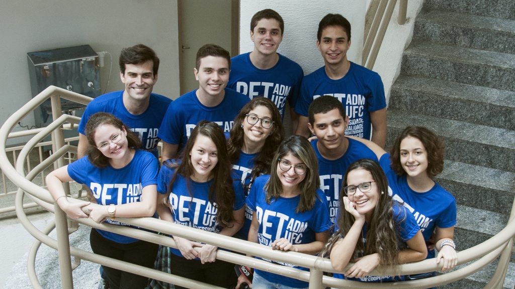 Alunos do PET ADM apresentam a UFC para alunos de escola pública